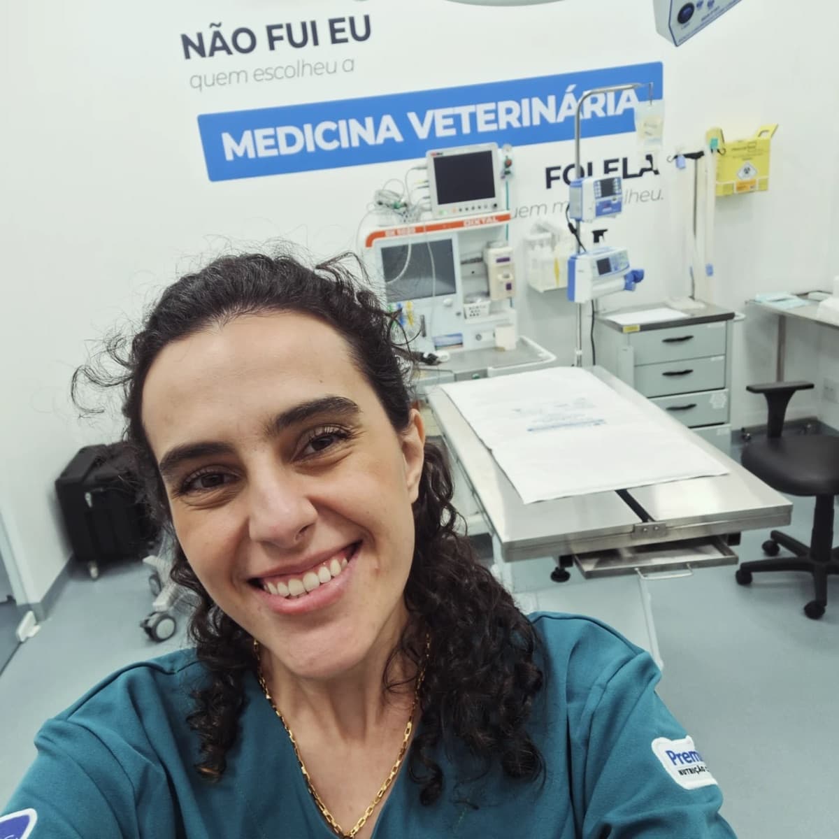 Dra. Anna Luiza Pollon em atendimento veterinário.